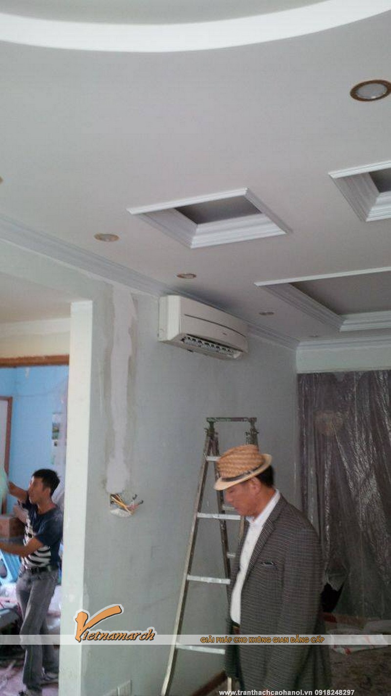 Chủ nhà tới giám sát công trình tran thach cao đang sắp sửa hoàn thành