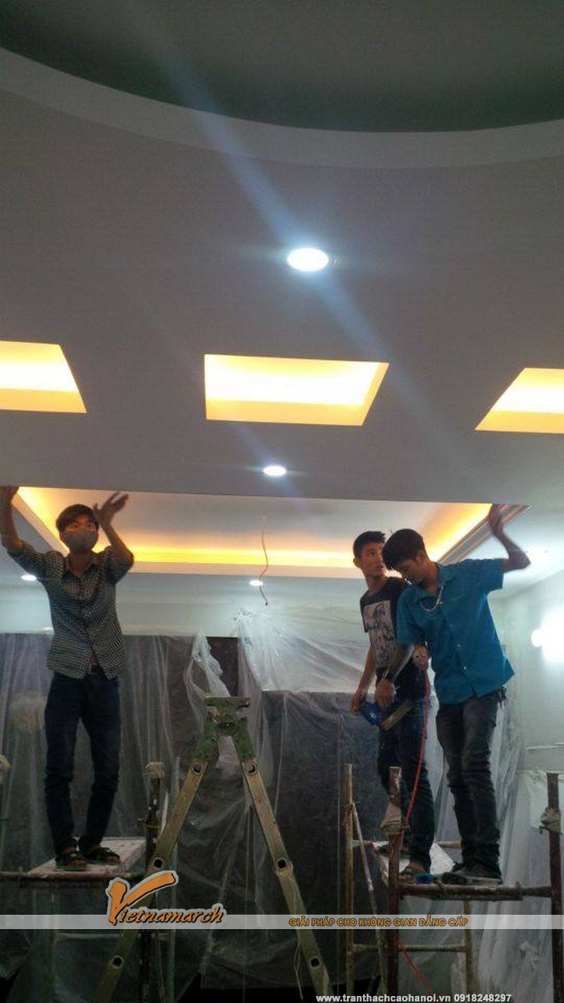 Hệ thống đèn trần được phân bổ hợp lý trên trần thạch cao, ánh sáng dịu mắt