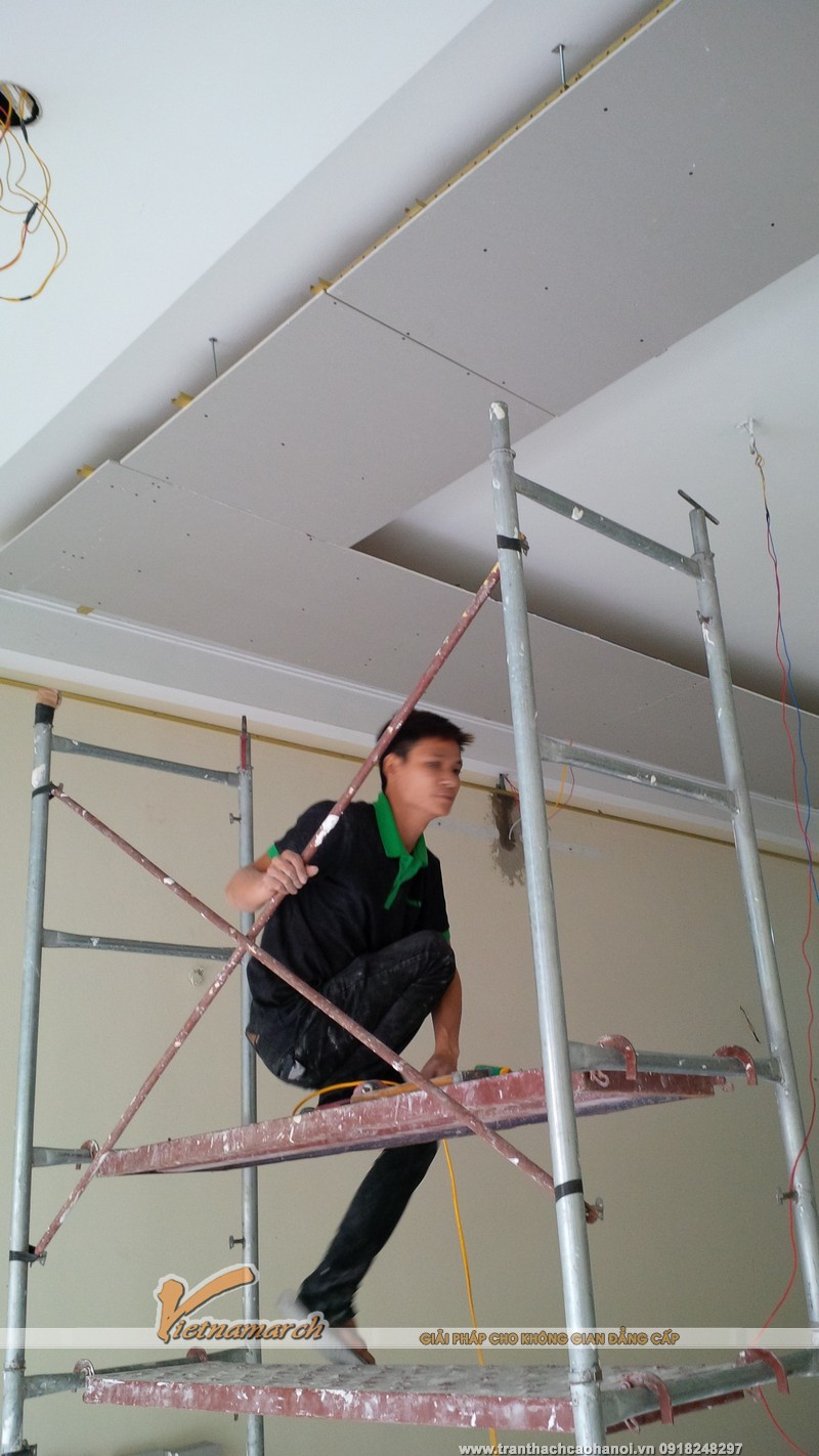 Đội thợ thi công chuyên nghiệp của Vietnamarch đang tiến hành thi công bắn các tấm thạch cao lên trần nhà 