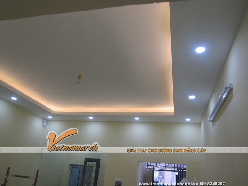 Phòng khách đẹp lung linh sau khi được hoàn thiện phần trần thạch cao và đèn 