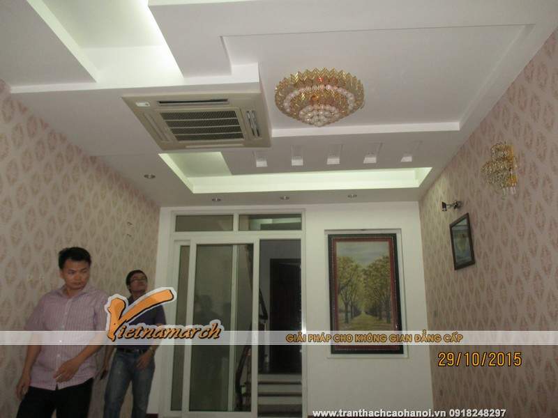 Kiến trúc sư đi khảo sát hiện trạng để lên phương án thiết kế trần phù hợp nhất cho nhà anh Phóng