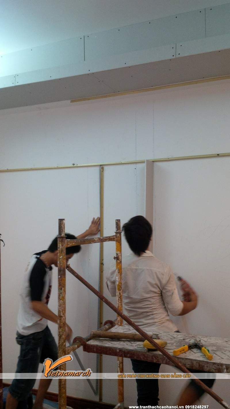 Đội thợ thi công làm việc chuyên nghiệp, cẩn thận tỷ mỉ trong từng công việc