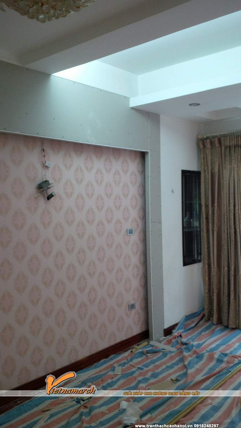 Trước khi thi công đội thợ sẽ cho trải bạt, dùng giấy bóng để bọc các đồ vật trong nhà để khi thi công tránh làm ảnh hưởng 