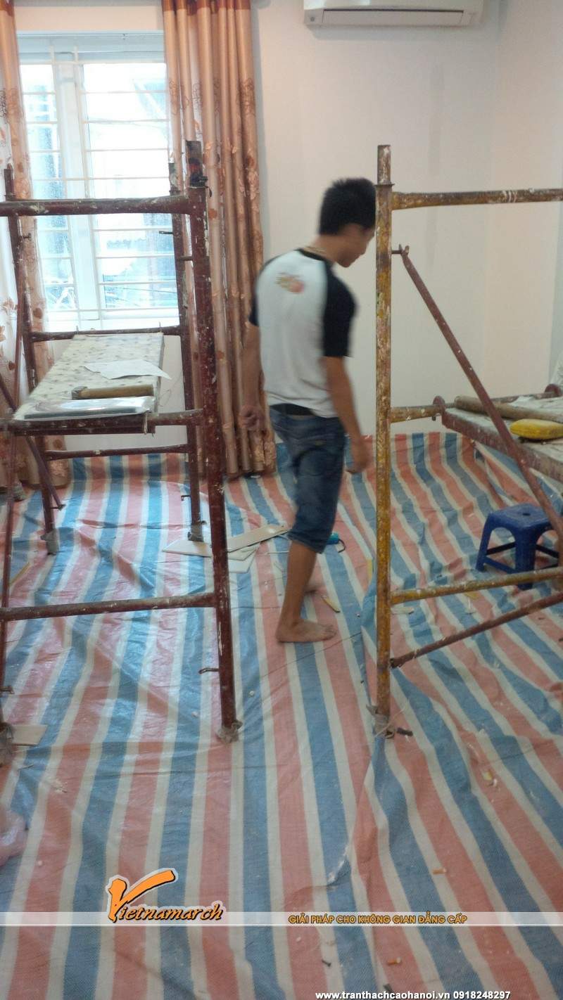 Trải bạt dưới sàn nhà trước khi thi công để tránh hư hỏng sàn nhà trong quá trình thi công.