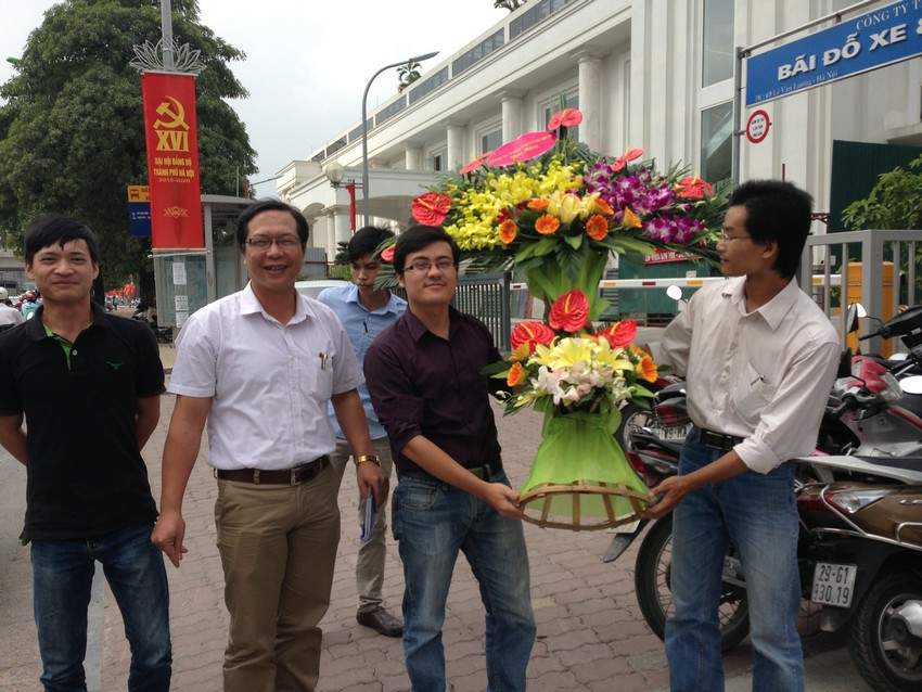 anh em cán bộ, công nhân viên của Vietnamarch tới chúc mừng lễ khai trương showroom nhà anh Nghĩa