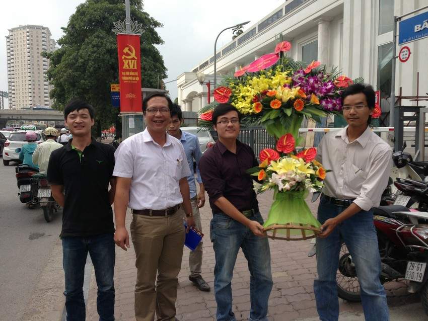 anh em cán bộ, công nhân viên của Vietnamarch tới chúc mừng lễ khai trương showroom nhà anh Nghĩa03