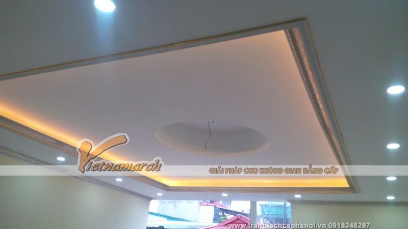  Phào chỉ trần thạch cao và đèn điện âm trần được hoàn thiện