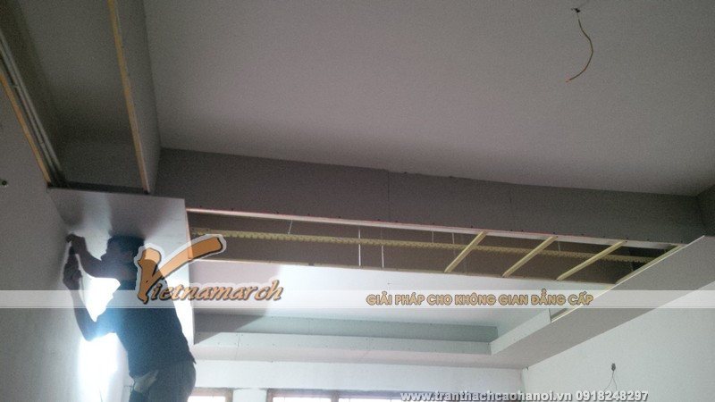 Đội thợ tiến hành thi công bắn các tấm thạch cao lên khung xương trần nhà