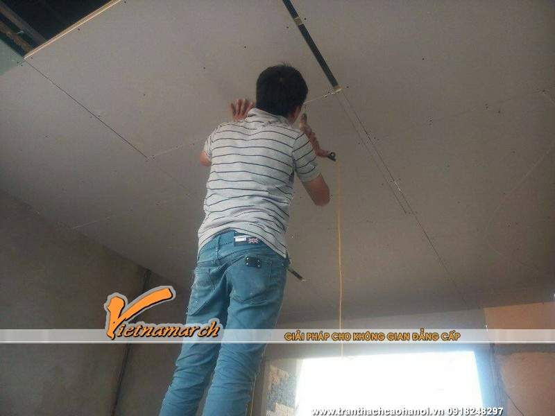 Thợ thi công trần thạch cao với tay nghề cao 