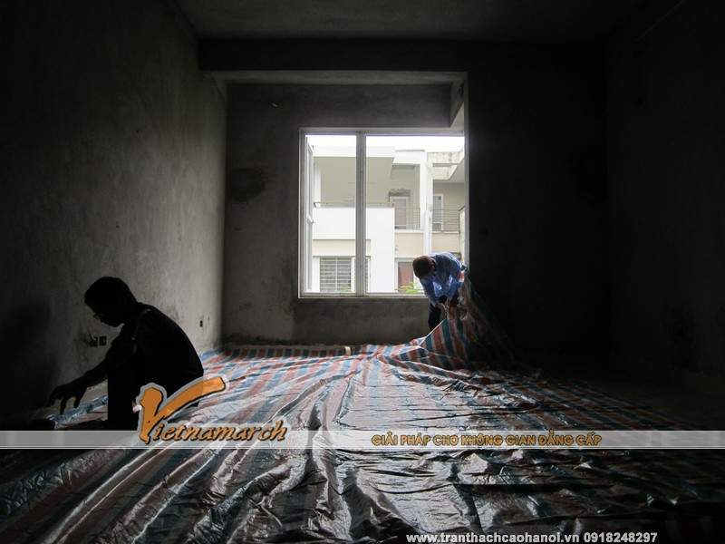  Đội thợ thi công đang tiến hành trải bạt dưới sàn để tránh làm hỏng sàn của chủ nhà khi thi công.