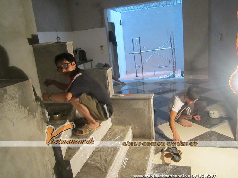 Căng giấy bóng bịt cầu thang trước khi thi công