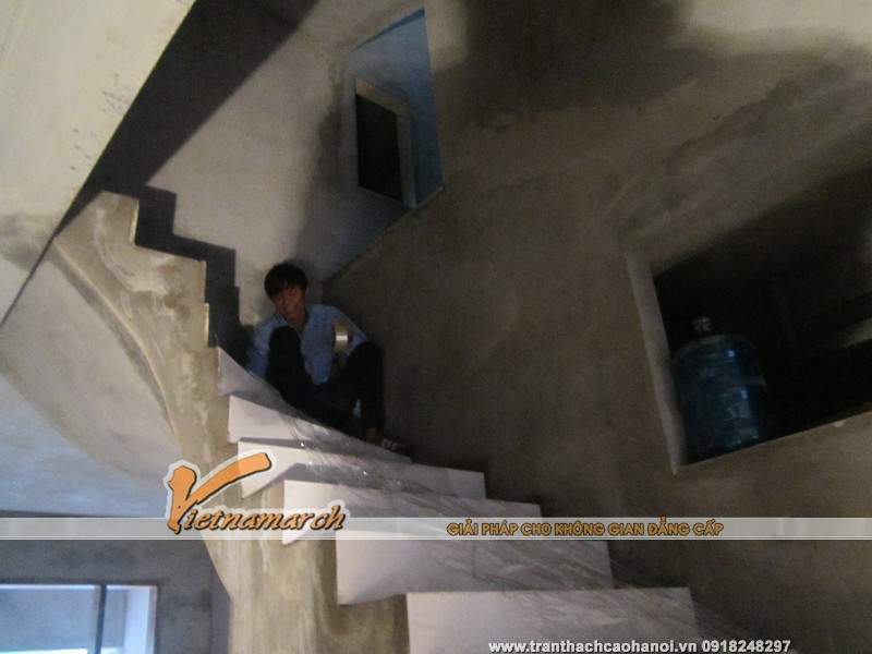 Cầu thang được bịt dấy nilon cẩn thận để tránh ảnh hưởng trong quá trình vận chuyển vật liệu để thi công