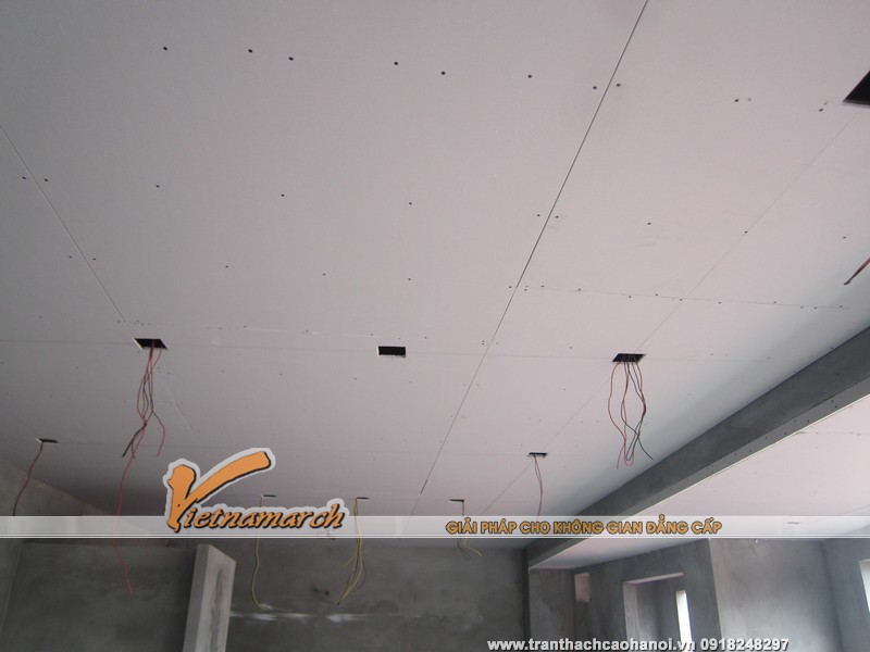 Lắp đặt khung xương và bắn tấm thạch cao lên trần nhà được hoàn thiện cho tầng 1