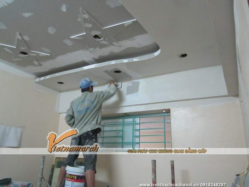 Hình ảnh thi công xử lý mối nối cho trần phòng ngủ của con Hình ảnh thi công xử lý mối nối cho trần phòng ngủ của con