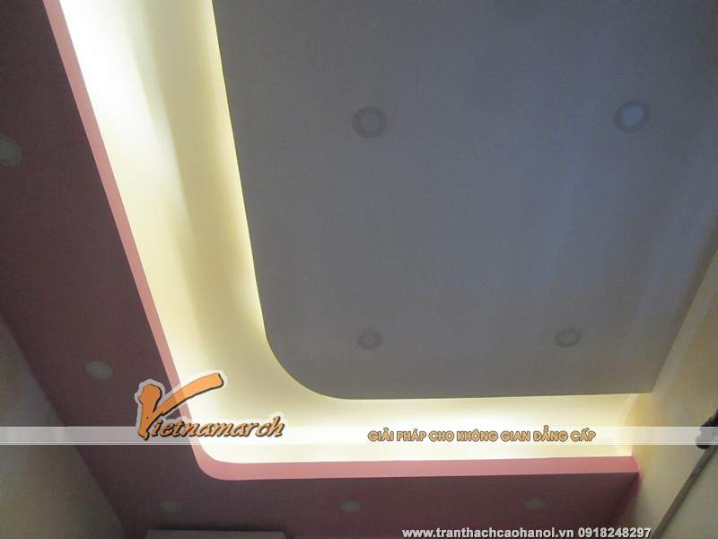   Phòng ngủ của bố mẹ được thiết kế với tran thach cao giật cấp đơn giản cùng màu sơn hồng nhẹ nhàng.