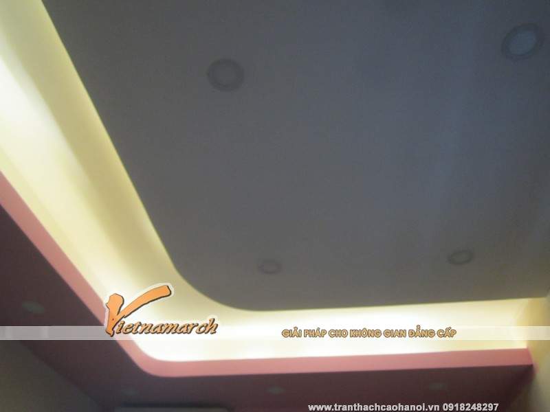   Phòng ngủ của bố mẹ được thiết kế với tran thach cao giật cấp đơn giản cùng màu sơn hồng nhẹ nhàng.