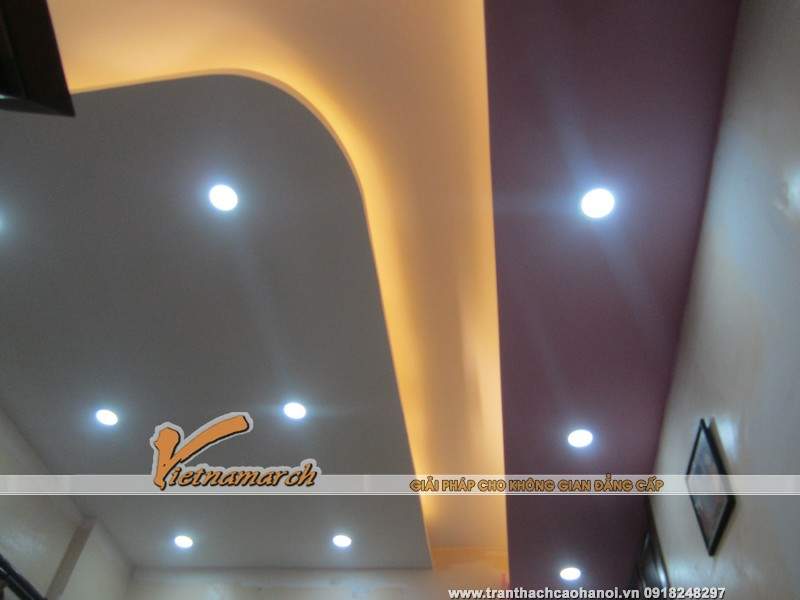  Ánh sáng trắng dịu nhẹ được hắt ra từ những bóng đèn led âm trần mang đến một không gian yêu thích cho phòng ngủ