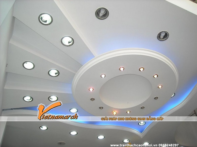 tran thach cao ket hop voi den tran cho quan karaoke