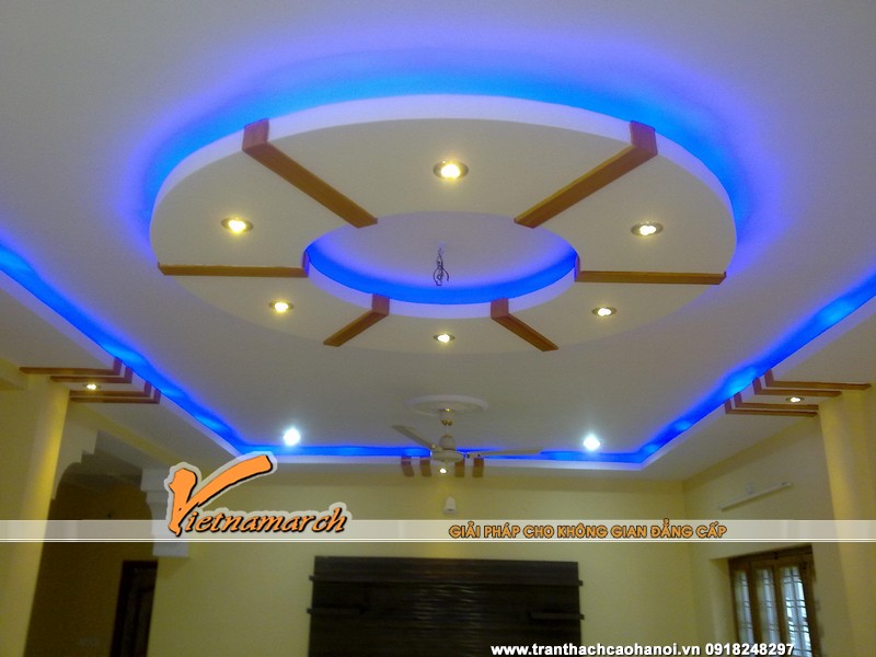Thiết kế trần thạch cao kết hợp với đèn trần tạo ấn tượng cho quán karaoke