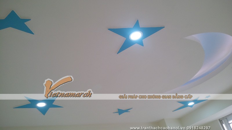 Trần nhà thạch cao được tạo hình trăng sao hết sức sinh động này dành cho phòng ngủ của con 