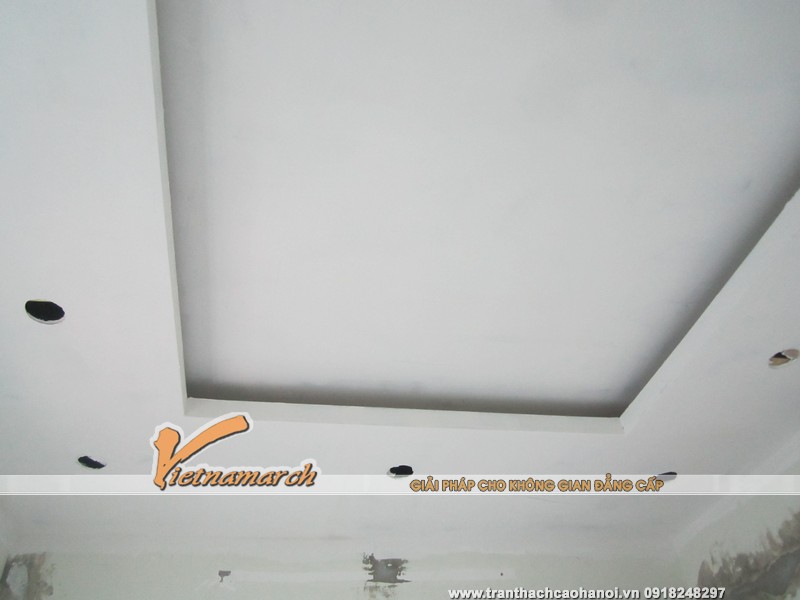Sơn bả được hoàn thiện cho trần thạch cao trước khi lắp đặt hệ thống đèn điện chiếu sáng