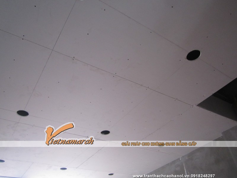 Các tấm thạch cao được bắn, ghép lên trần nhà một cách chắc chắn, đồng thời đục khoét lỗ đèn.