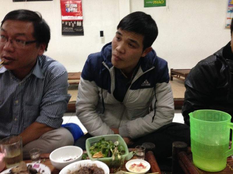 nhan-vien-cong-ty-tran-thach-cao-lien-hoan-tat-nhien-201501