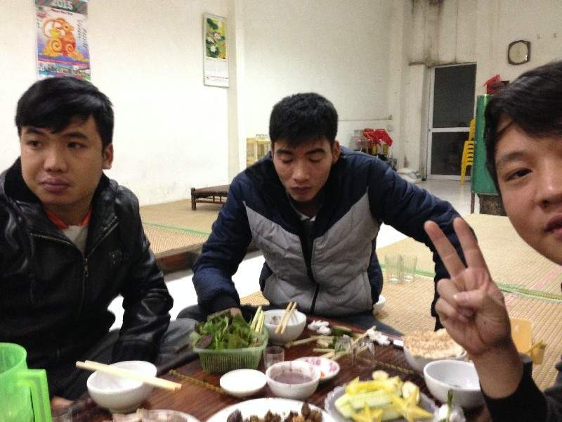 nhan-vien-cong-ty-tran-thach-cao-lien-hoan-tat-nhien-201502