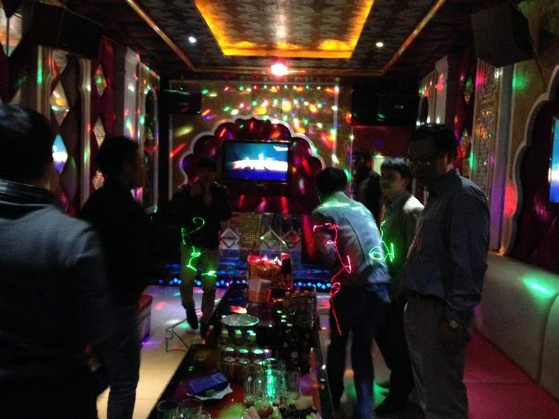 nhan-vien-cong-ty-tran-thach-cao-lien-hoan-tat-nhien-201504