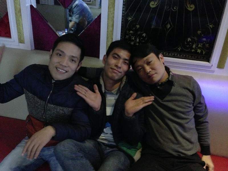 nhan-vien-cong-ty-tran-thach-cao-lien-hoan-tat-nhien-201505