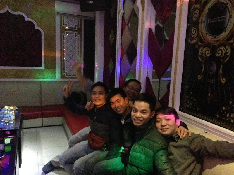 nhan-vien-cong-ty-tran-thach-cao-lien-hoan-tat-nhien-201506