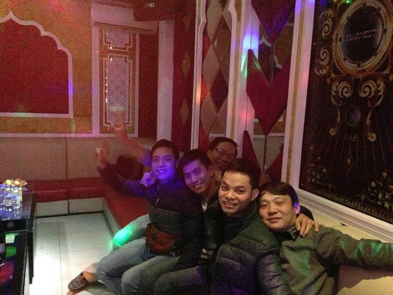 nhan-vien-cong-ty-tran-thach-cao-lien-hoan-tat-nhien-201507