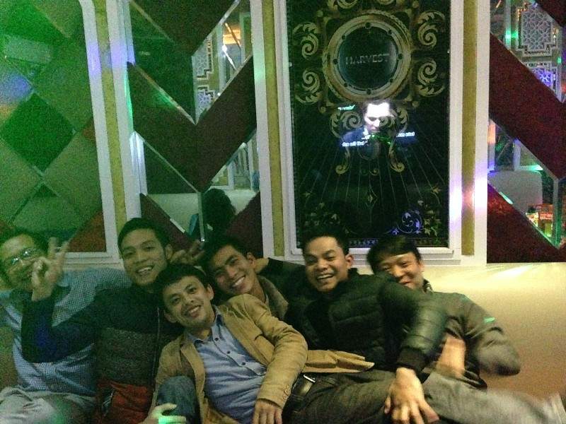 nhan-vien-cong-ty-tran-thach-cao-lien-hoan-tat-nhien-201508