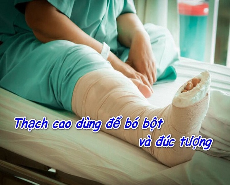 thach cao nao dung de duc tuong bo bot khi gay tay