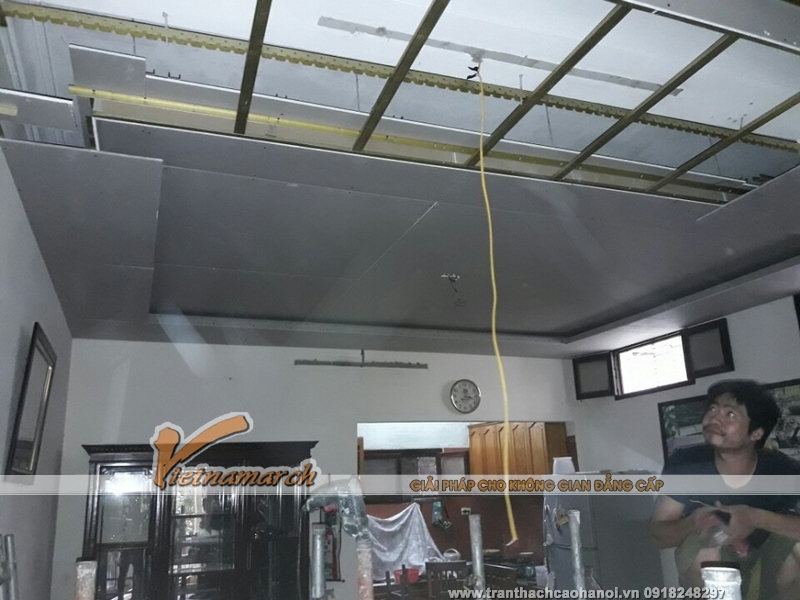 Thi công trần thạch cao phòng khách và phòng bếp ăn cho nhà anh Cường ở Đê La Thành 02